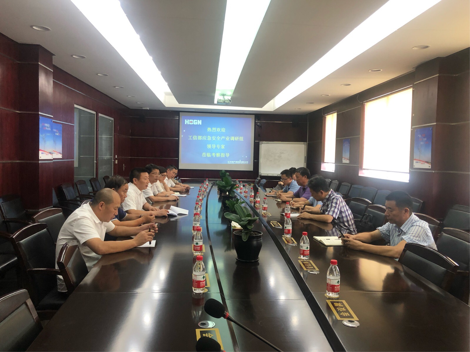 工信部应急清静工业生长战略调研组走进9001cc金沙以诚为本电气集团